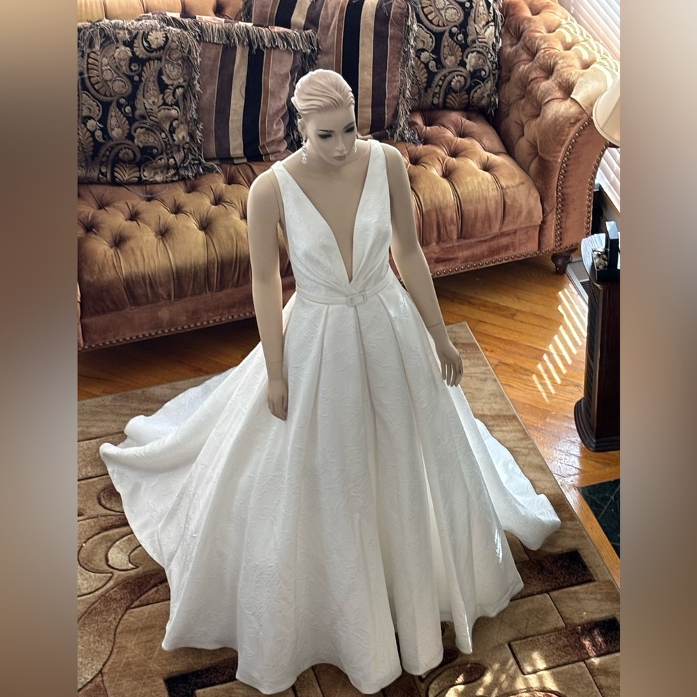Valentini Spose Wedding Dress Size Euro 46.  US 14 Retails $6,250 has pockets